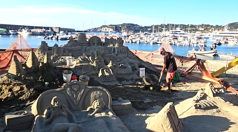 FORIO: LA SPIAGGIA DEL PORTO DIVENTA UNA GALLERIA D’ARTE CON LE SCULTURE DI SABBIA DI IANNINI