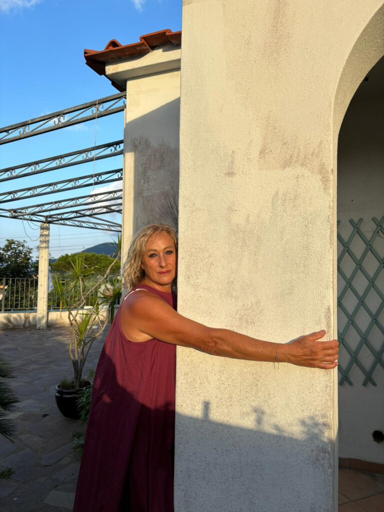 LACCO AMENO, SARA’ ABBATTUTA CASA SANATA COL CONDONO: SISTEMA IMPAZZITO, MATTANZA SENZA FRENI 