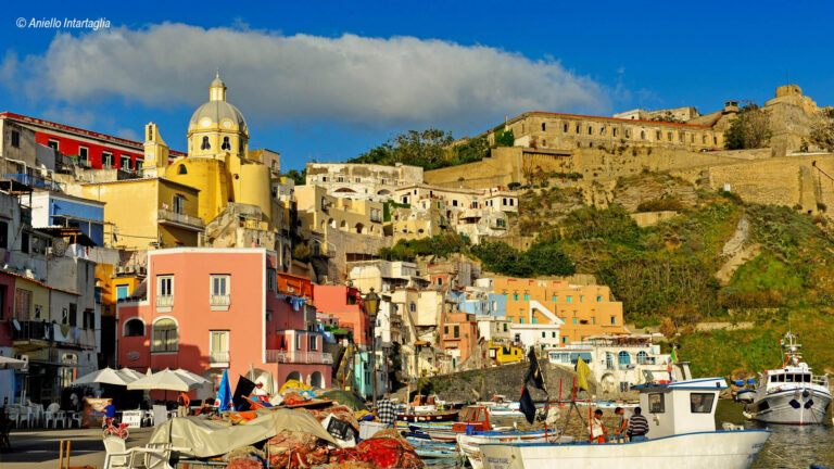 Procida, torna la Sagra del Mare con l’elezione della Graziella ed i concerti di The Kolors e Joe Barbieri