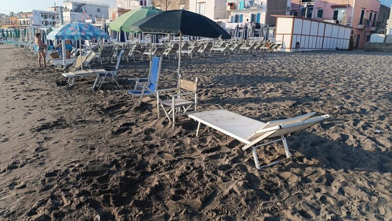 Ischia, blitz sulle spiagge libere della Mandra e San Pietro contro occupazione abusiva 