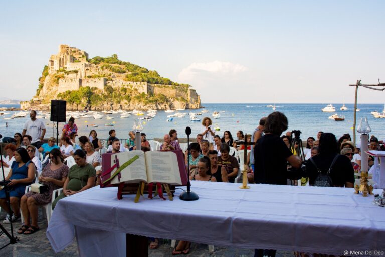 Sant’Anna 2025, la messa per le partorienti: rinnovo di fede e tradizione a mare nella baia di Cartaromana a Ischia 