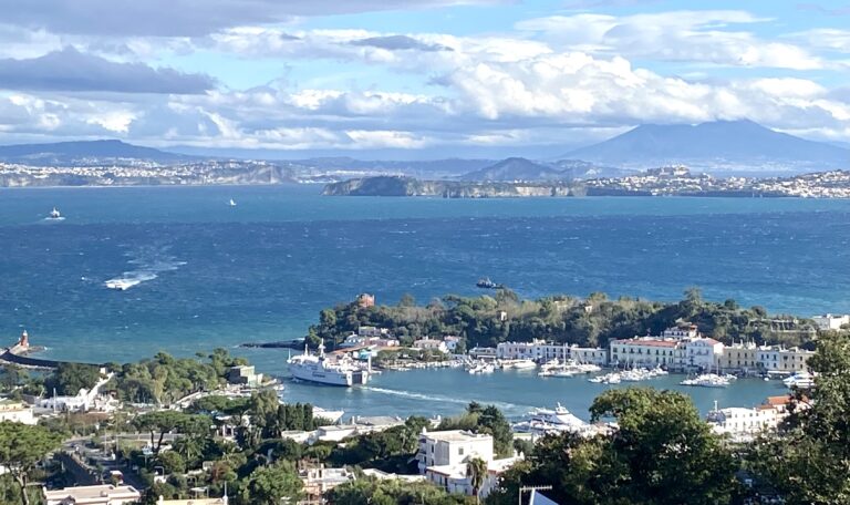 Napoli e le Isole del Golfo: Boom di Turisti via Mare per Ischia Procida e Capri. Secondi solo ad Hong Kong