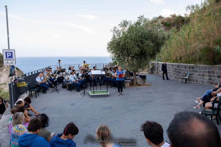 Sorgeto in musica: incanto al tramonto tra le onde e le note della Banda Aurora