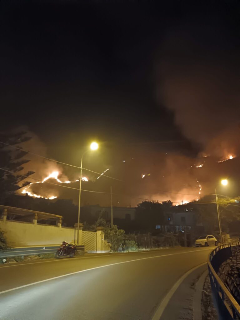 Ischia, vasto incendio a Panza nella notte