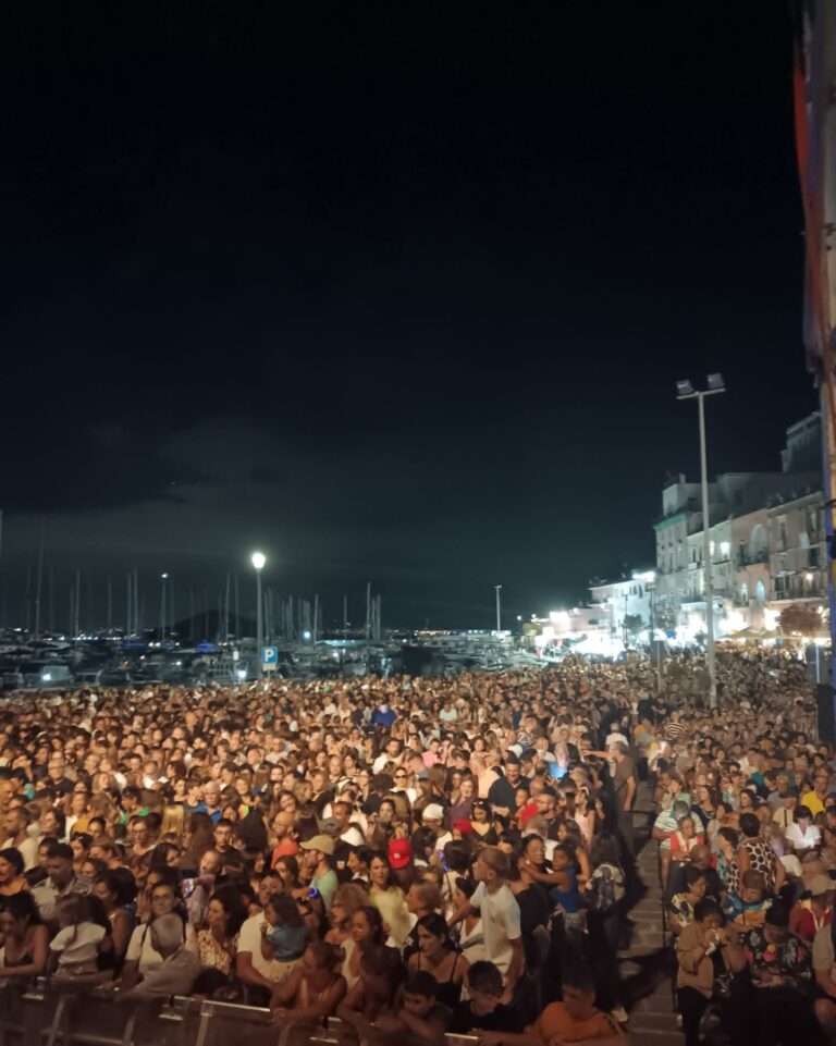 Procida, successo storico per il concerto dei The Kolors. Ambrosino: serata indimenticabile
