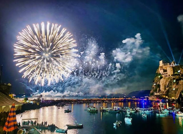 Ischia, Festa a Mare agli Scogli di Sant’Anna 2025: tutto pronto per lo spettacolo del 1° agosto