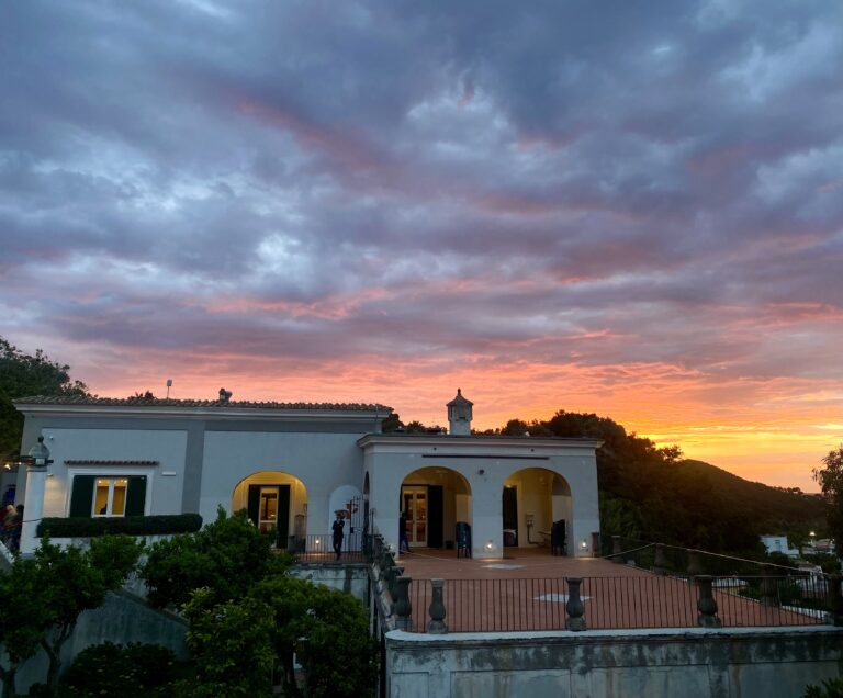 Una Notte al Museo: la magia della cultura sotto le stelle a Villa Arbusto, Lacco Ameno 