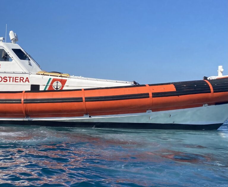 Pedalò alla deriva: salvati tre minori al largo di Ischia Ponte