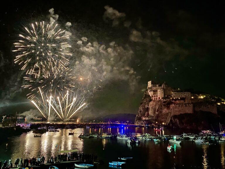 Festa di Sant’Anna 2025: la Guardia Costiera di Ischia regola lo spettacolo pirotecnico in mare