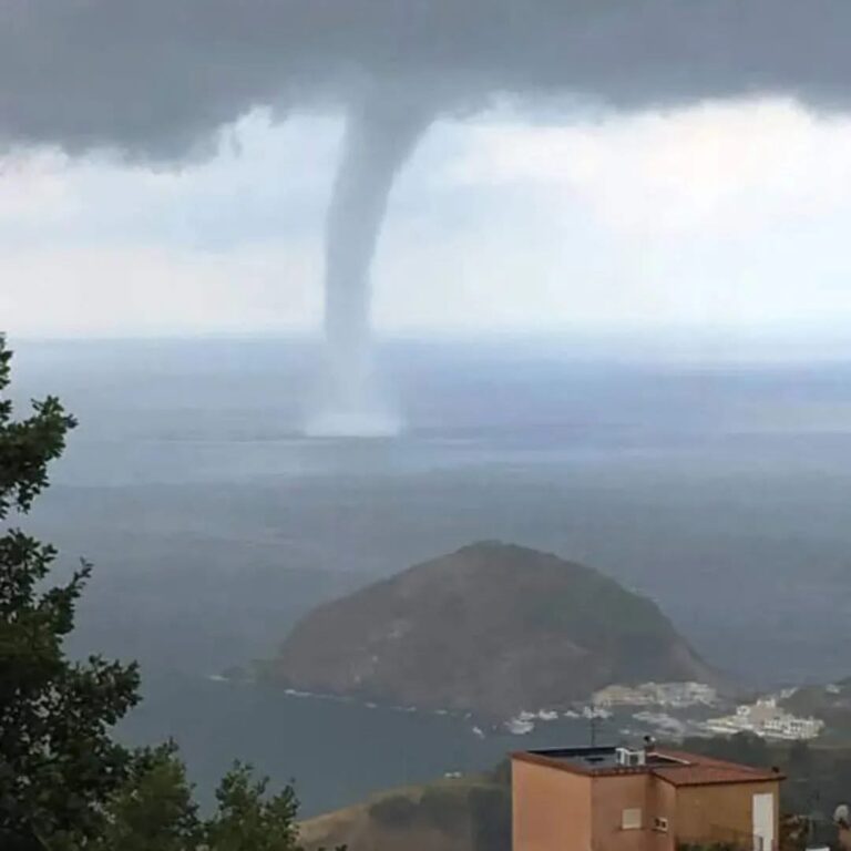 Ischia, spettacolo della natura: la tromba d’aria al largo di Sant’Angelo