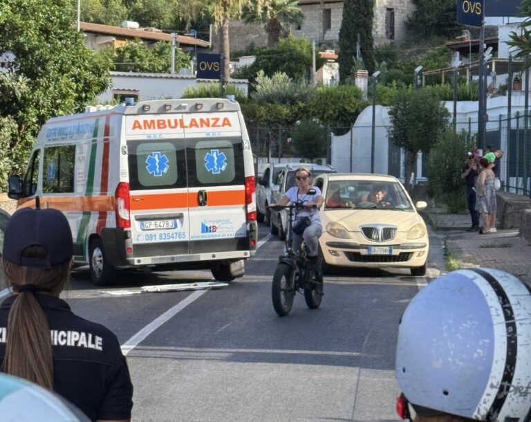 Casamicciola, scontro tra Smart e motorino: ferito il conducente del due ruote