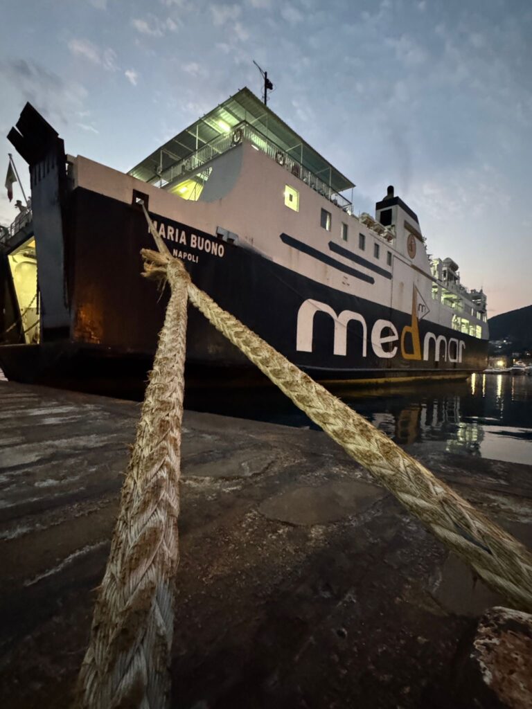 Aggressione al porto di Ischia, denunciato passeggero in attesa del traghetto