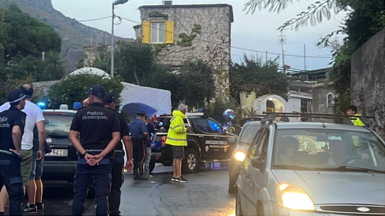 Triplice omicidio a Ischia: donna ferita gravemente dal suo ex, ora lotta per la vita