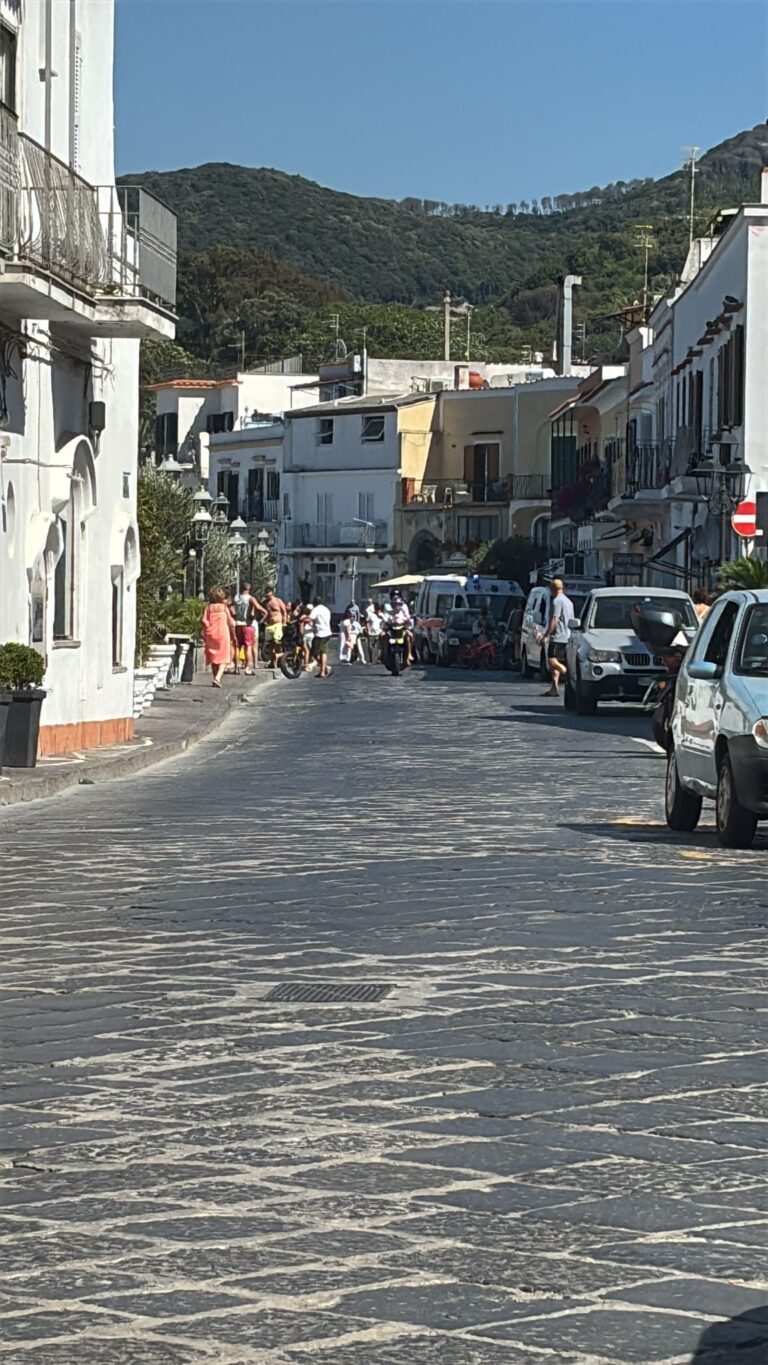 Aggressione sul corso di Lacco Ameno: ferito il consigliere comunale Giovanni De Siano