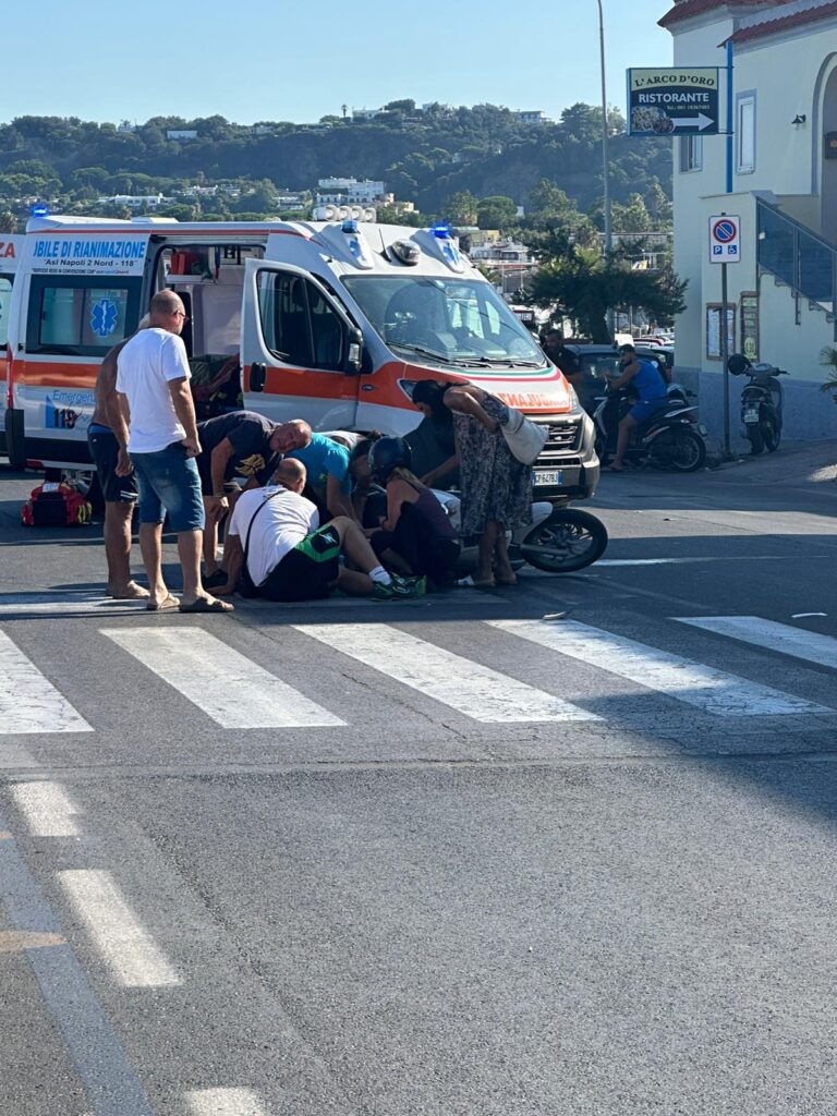 Nuovo incidente stradale a Forio: scooter coinvolto sul lungomare della Chiaia
