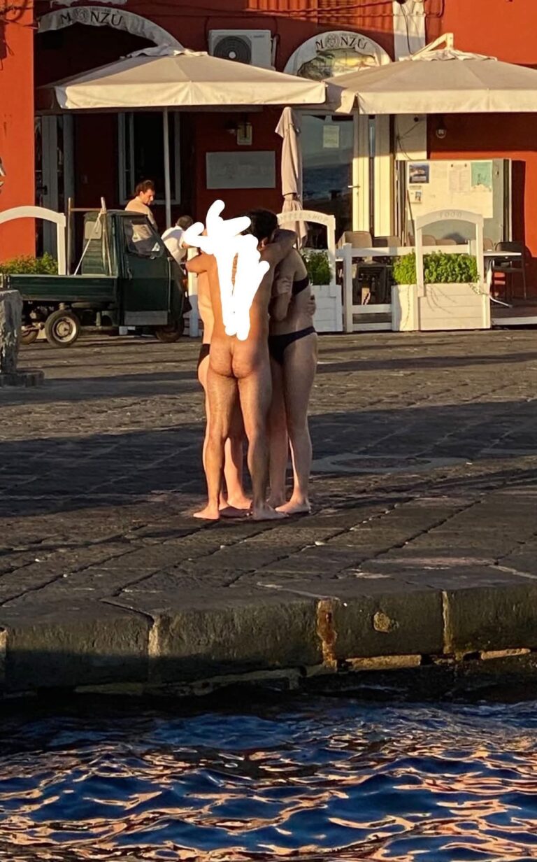 Scandalo a Ischia Ponte: giovani nudi in piazza alle prime luci dell’alba
