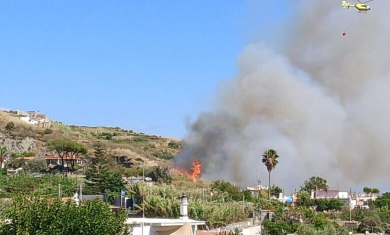 Vasto incendio a Succhivo: richiesto supporto dalla terraferma 