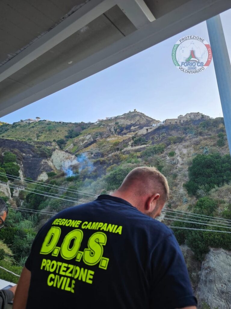 Incendio a Ischia: oggi nuova ripresa del fuoco in zona impervia tra Sant’Angelo e Serrara Fontana