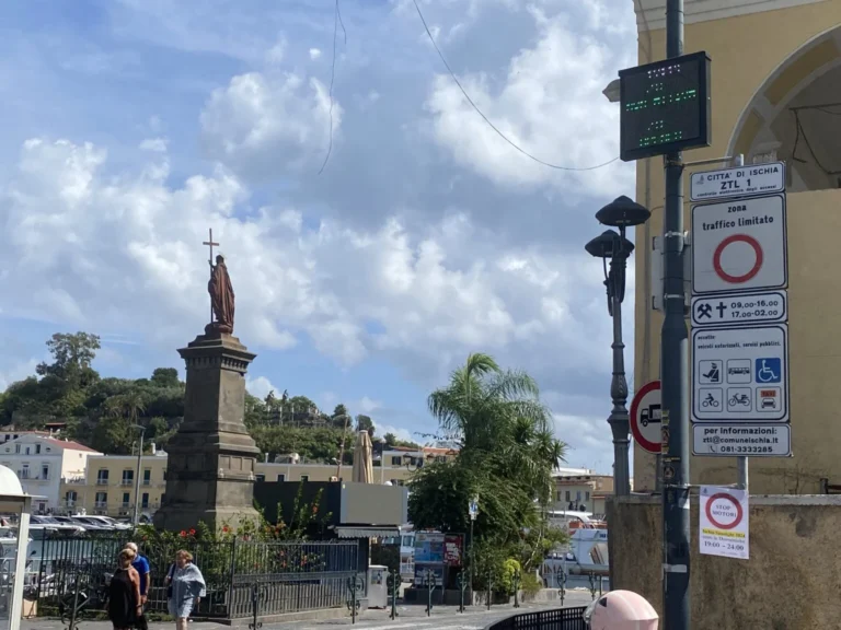 Ischia, nuove ordinanze sulla viabilità: torna l’area pedonale alla Spiaggia dei Pescatori e cambia l’orario dei varchi ZTL