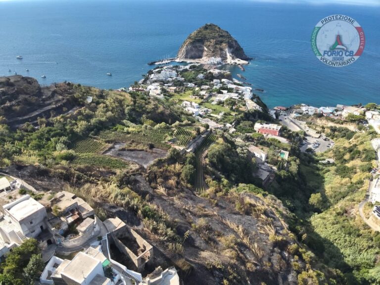 Ischia, domato l’incendio a Sant’Angelo: distrutti 10 ettari di vegetazione, resta il presidio sul posto