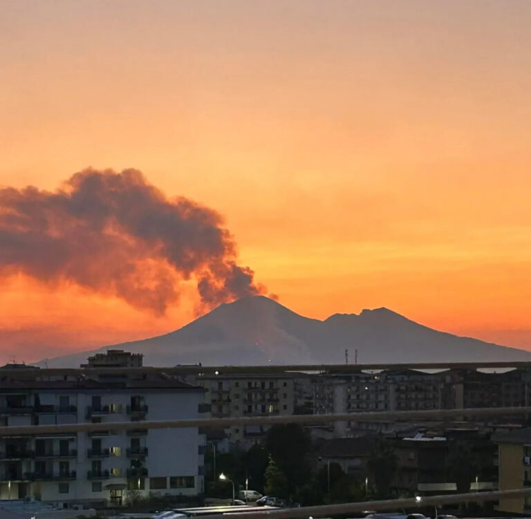 Il Vesuvio brucia: inferno di fuoco nel Parco, aria irrespirabile e paura tra i residenti