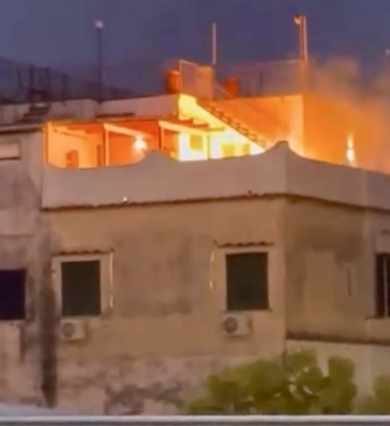 Ischia, esplosione di una bombola di gas sul Corso Vittoria Colonna, fiamme in un attico. Aggiornamenti 
