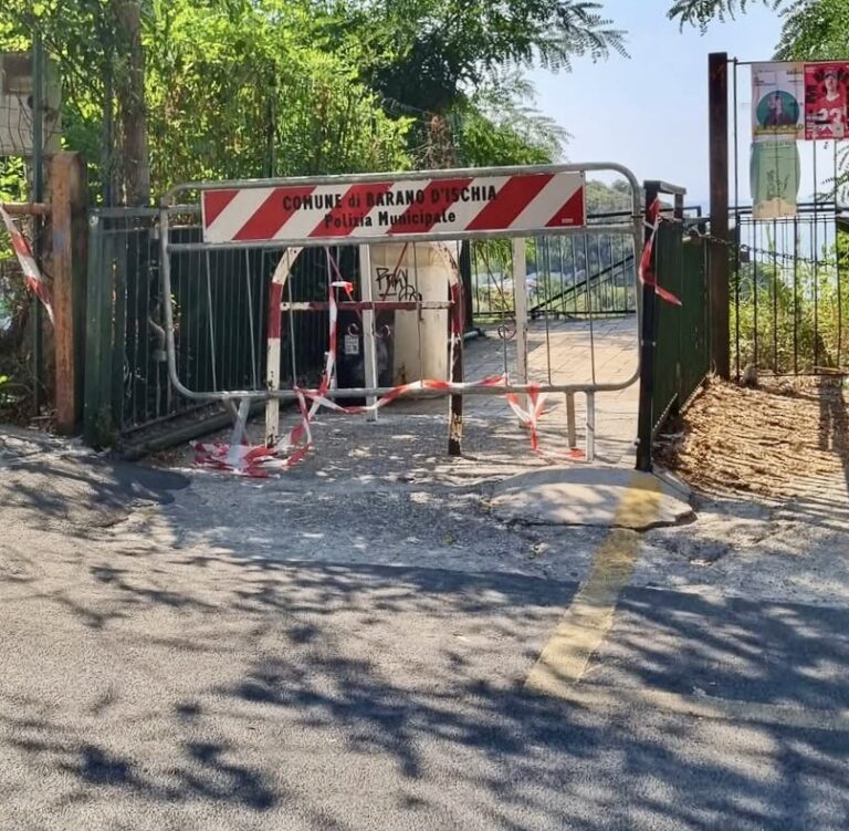 Barano d’Ischia: Serpentone Interdetto, Bagnanti Bloccati in Piena Estate
