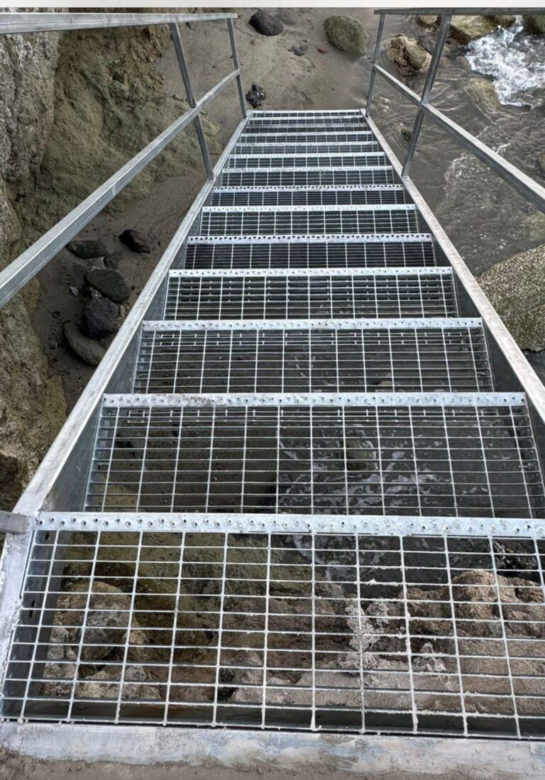 Forio: arriva la scala contro i marosi a Cava. Accesso garantito e sicuro