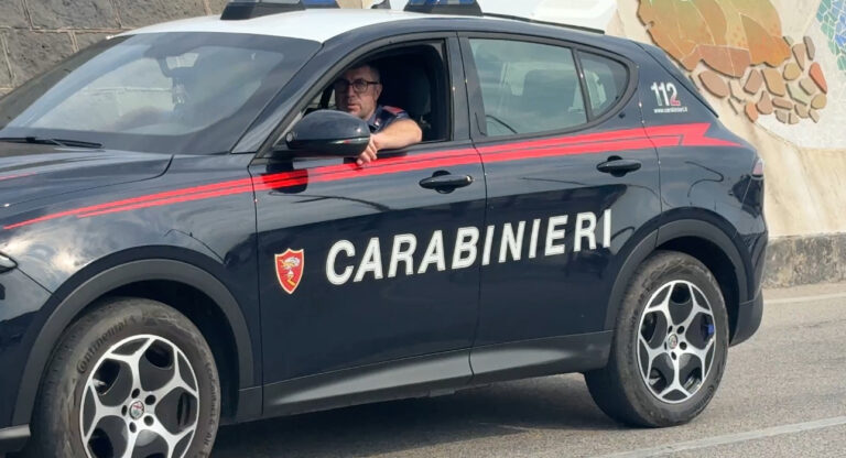 Controlli dei Carabinieri a Ischia: denunce per armi, furto e irregolarità nelle strutture ricettive