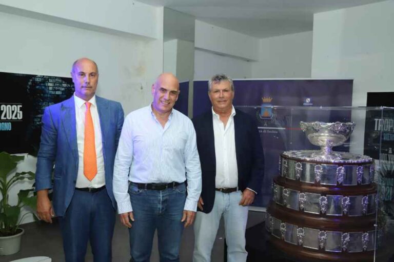 La Coppa Davis incanta Ischia: folla di appassionati per ammirare il trofeo mondiale vinto dall’Italia
