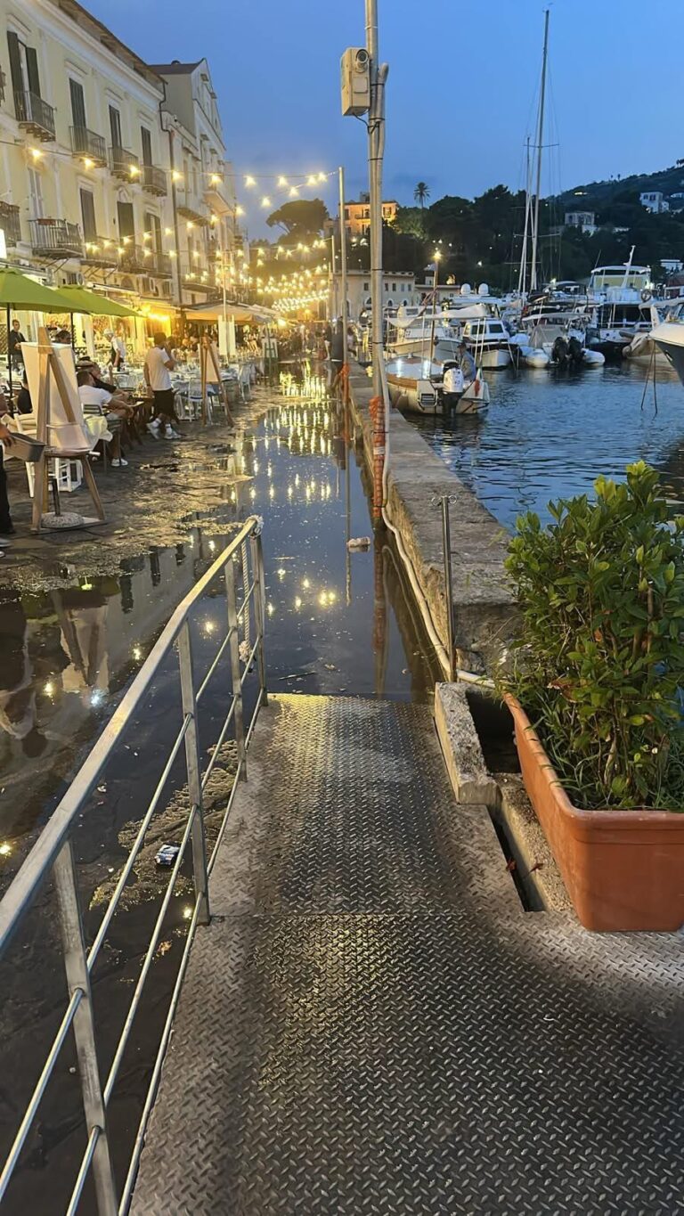 Ischia, Acqua alta Riva Destra: riflessione necessaria del sindaco Enzo Ferrandino 