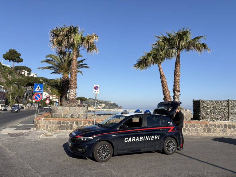Ferragosto super sorvegliato a Ischia: a Casamicciola 18enne trovato con coltelli e hashish, scatta il foglio di via