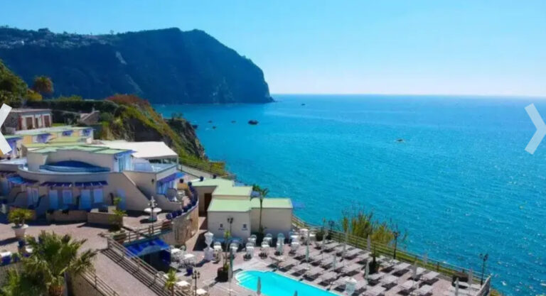 Forio, chiude l’hotel Baia delle Sirene: lavori abusivi e violazioni di sicurezza