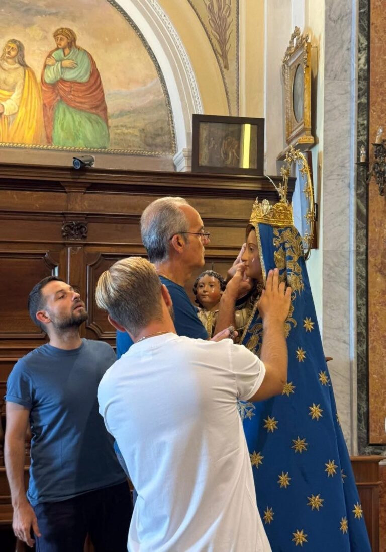 Ischia Ponte, si rinnova il rito della vestizione della Madonna di Costantinopoli: fede, emozione e tradizione