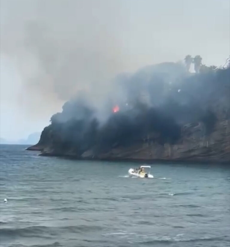 Procida, incendio a Punta Pizzaco: fiamme e paura nel pomeriggio sull’isola