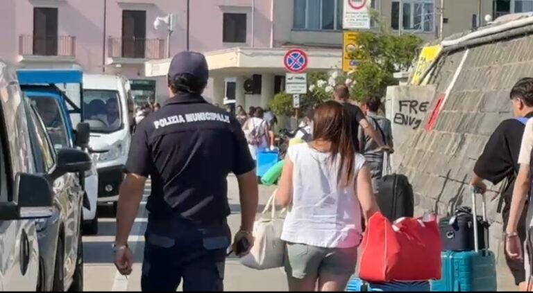 Ischia e Procida si preparano al controesodo di agosto: corse in aumento e controlli intensificati