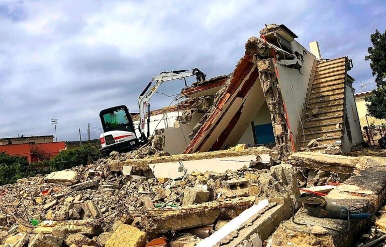 NAPOLI, PROMOSSA PETIZIONE POPOLARE CONTRO GLI ABBATTIMENTI DELLE CASE DI NECESSITÀ IN CAMPANIA