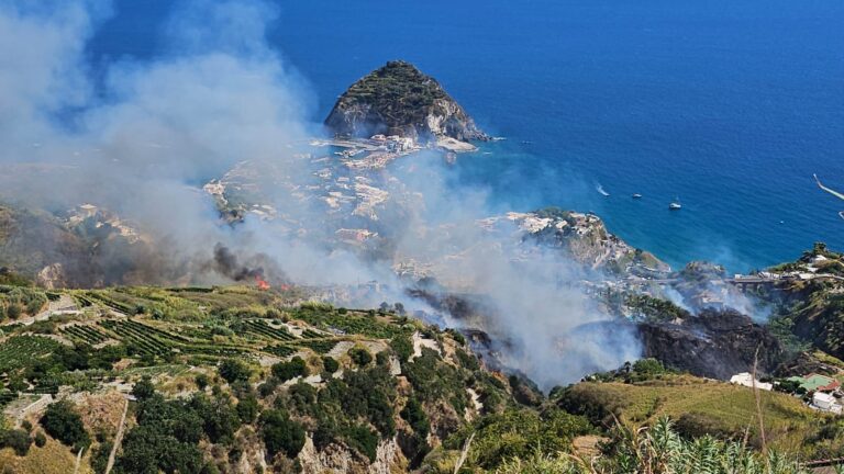 Ischia, fuoco e fiamme tra Succhivo e S.Angelo: evacuato l’albergo La Romantica