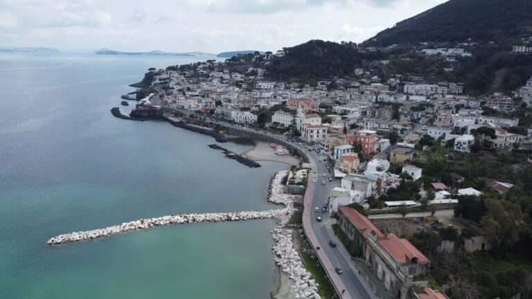 L’ARPAC RIABILITA CASAMICCIOLA: IL MARE TORNA BALNEABILE