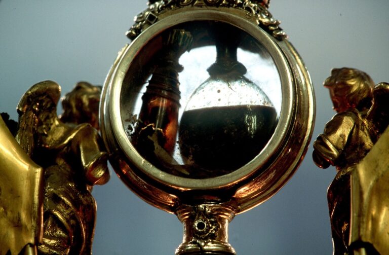 San Gennaro non tradisce: il sangue si scioglie e Napoli esplode di gioia!