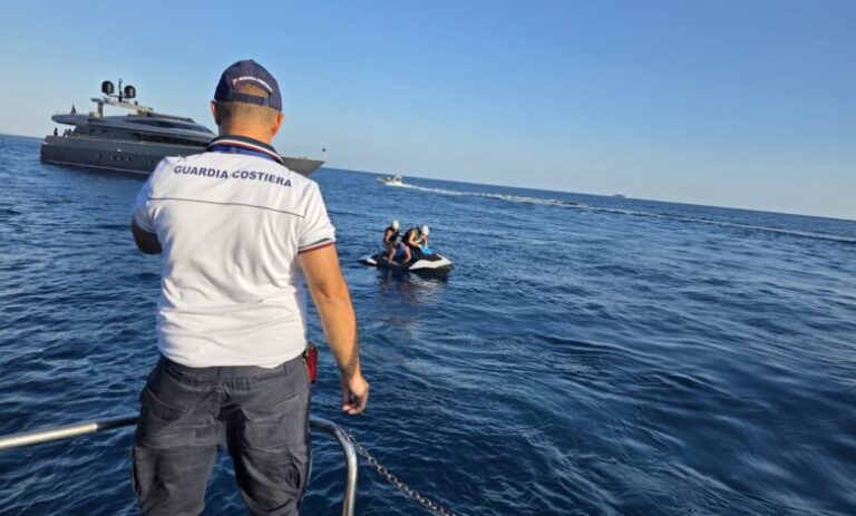 Ischia, agosto di controlli intensi lungo la costa per la Guardia Costiera: 143 sanzioni e oltre 52.000 euro di multe 