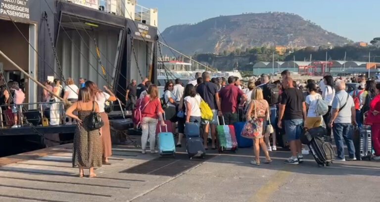 Ischia, estate 2025 tra arrivi e partenze: vitalità e flussi turistici nei dati della Guardia Costiera