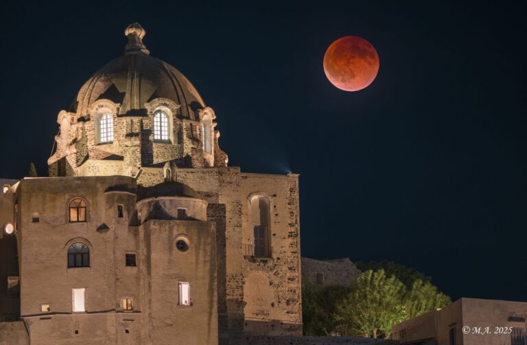 Ischia e la Luna rossa: l’eclissi che incanta l’isola