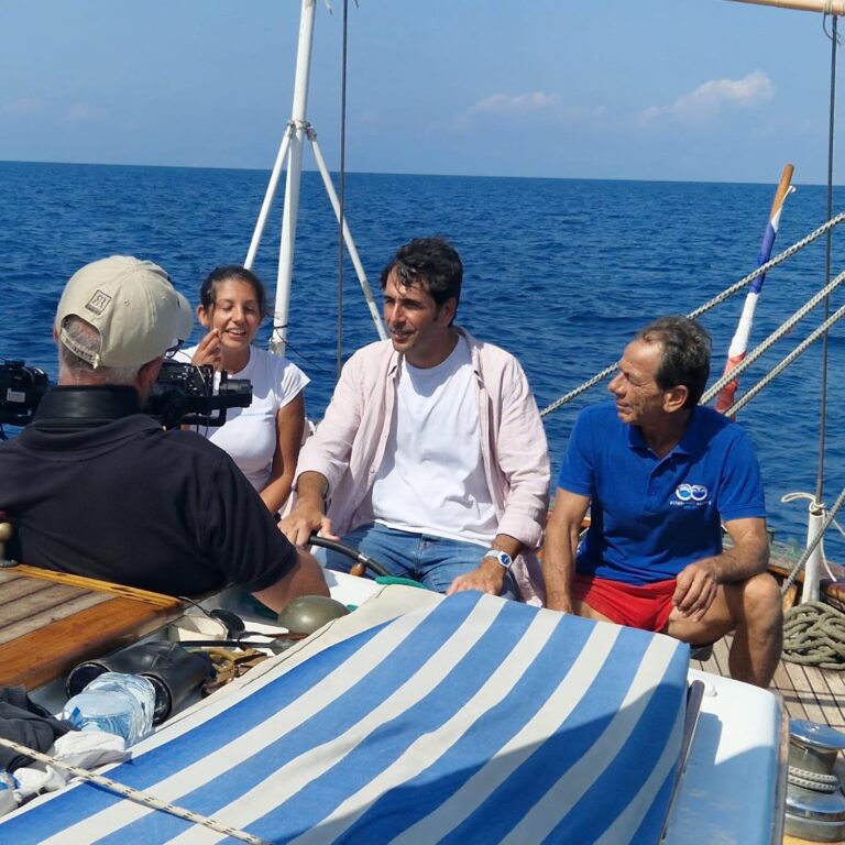 Linea Blu naviga tra i cetacei di Ischia e Ventotene con Oceanomare Delphis in onda su Rai Uno