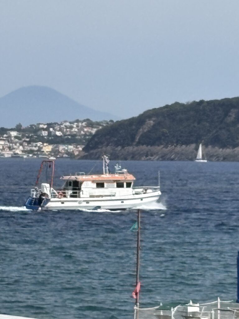 Ischia, revocato il divieto di balneazione: il mare si ripulisce da solo, ma resta il nodo sui metodi di controllo