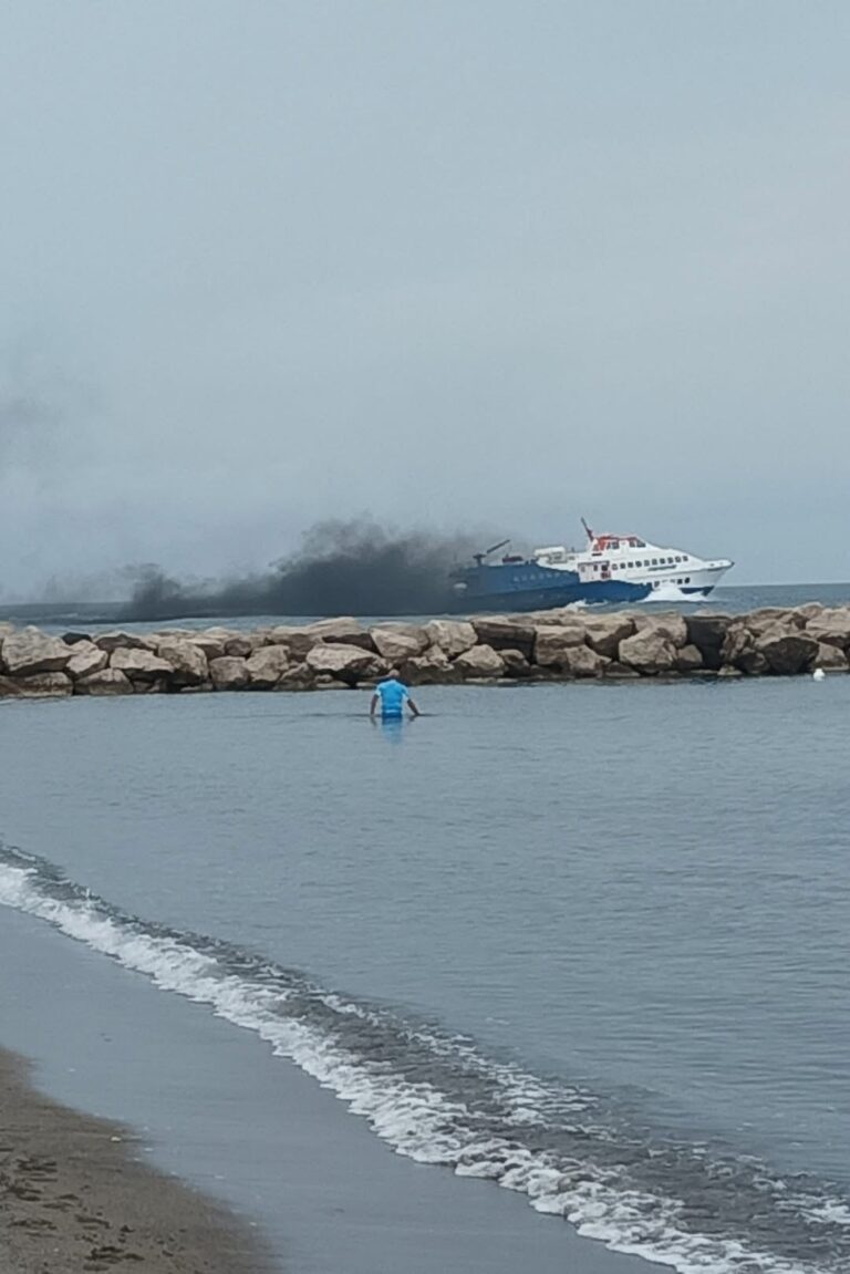 Ischia. Emissioni tossiche in mare: la foto-denuncia dell’aliscafo scatena la polemica