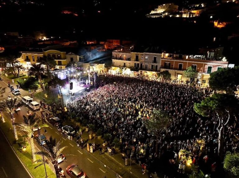 Casamicciola esplode di energia: Piazza Marina torna protagonista con “Nostalgia’90”