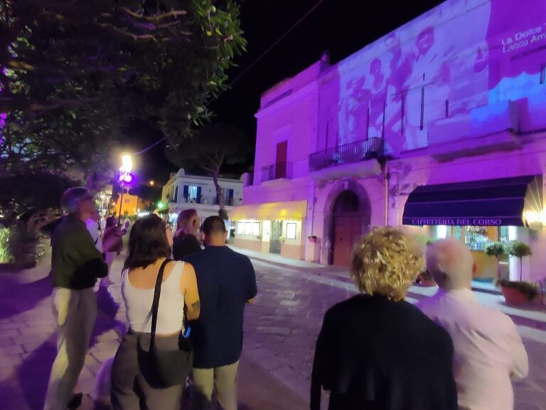 Lacco Ameno, “Viva Rizzoli” incanta con l’arte digitale di Matthew Watkins: una galleria sotto le stelle fino al 24 settembre