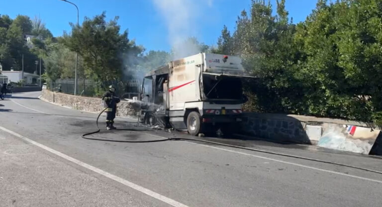 Ischia, attimi di paura ai Pilastri: a fuoco un camion di Ischia Ambiente, tempestivo l’intervento dei Vigili del Fuoco