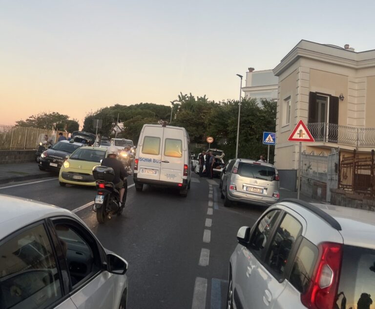 Casamicciola Terme, grave incidente nei pressi della Madonnina: donna ferita, traffico paralizzato